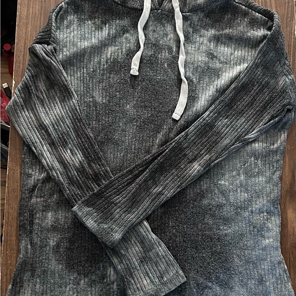 Justify Gray Tie-Dye Ribbed Knit Sweater with Hood & Side Slits – Women’s Medium